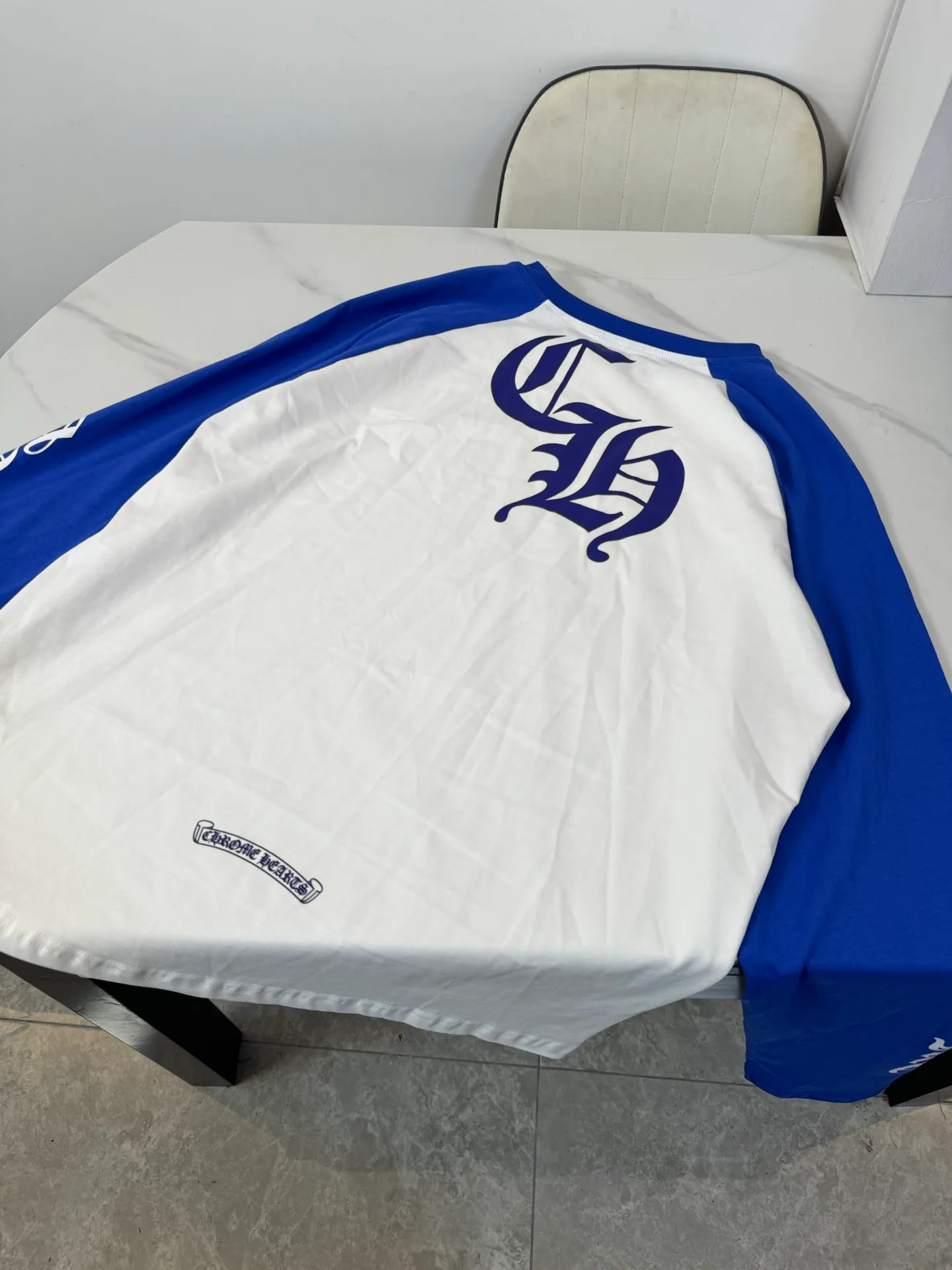 P130 Style No.: S105 Chrome Hearts/Chrome Hearts 23ss Sanskrit horseshoe splicing printed popular long-sleeved T-shirt 260g 70 pure cotton double yarn, skin-friendly, comfortable, soft and breathable. Matching threads, long-lasting washing without deformation. Color: White Black White Blue -Size: S M L XL